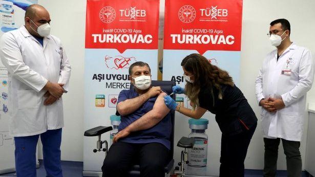 Sağlık Bakanı Koca, hatırlatma dozu olarak yerli COVID-19 aşısı TURKOVAC'ı yaptırdı