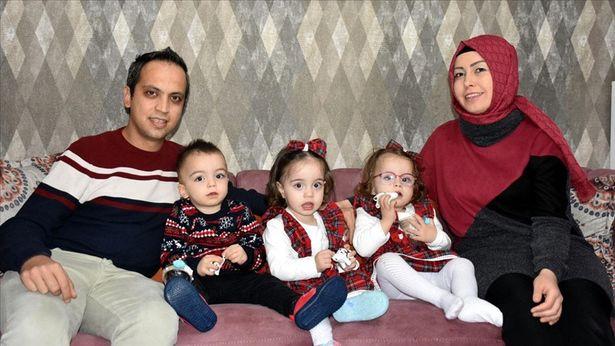 Üçüz çocuk sahibi sağlık çalışanı çift omuz omuza çalışıyor