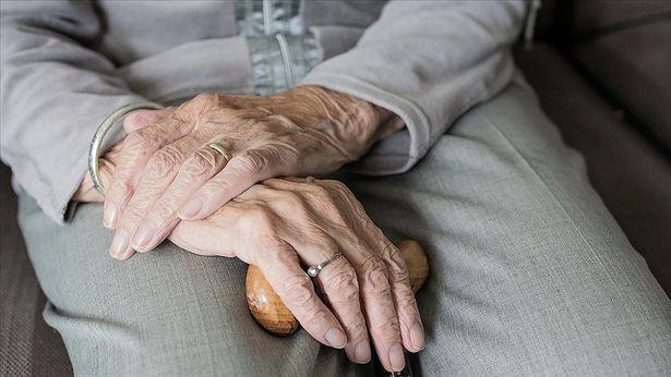 Araştırma: COVID-19 yaşlı kişilerde Alzheimer kadar beyin hasarına yol açabilir