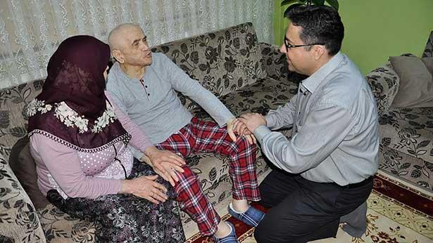 Vefalı başhekim 16 yıldır kayınpederine bakıyor