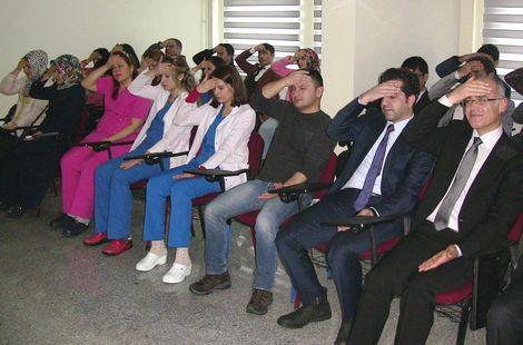 Fotoğraftaki sağlık çalışanları ne yapıyor?
