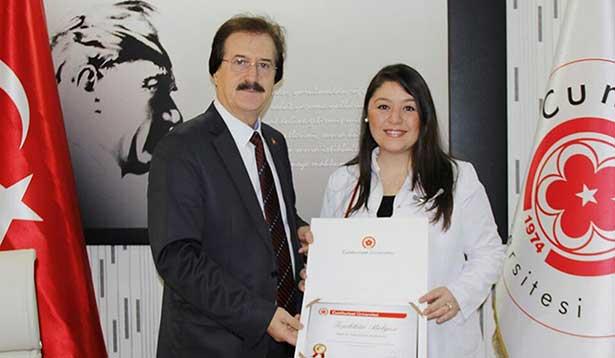 Sosyal medyaya damga vuran asistan doktora ilk ödül Rektör'den!