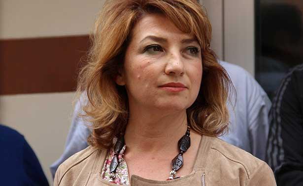 Evlilik raporu için eşinin de gelmesini isteyen aile hekiminin odasını dağıttı!