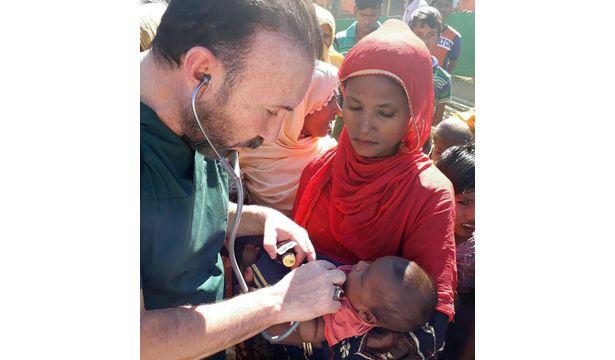 Doktor belediye başkanı Arakanlı çocukları tedavi etti