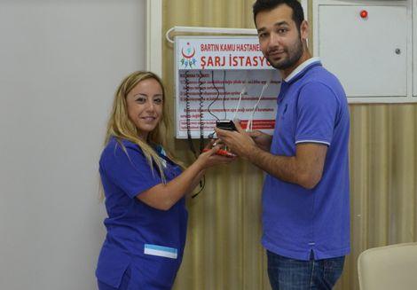 Hastaneye cep telefonu şarj istasyonu kuruldu