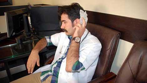 Vizitte hasta yakınlarını dışarı çıkarmak isteyen doktor saldırıya uğradı