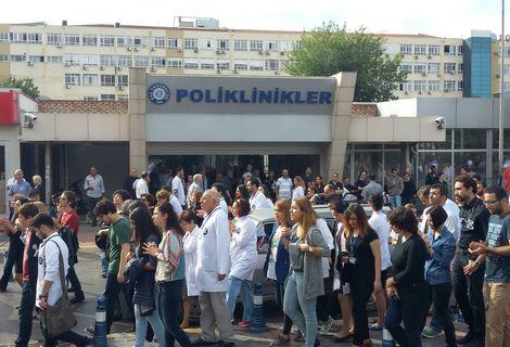  Sağlık çalışanları patlama nedeniyle iş bıraktı 