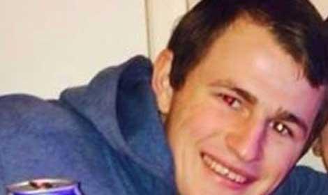 Ambulansta kız arkadaşıyla öpüşürken yakalanınca doktoru yumrukladı