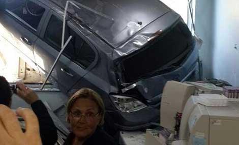 Gaz pedalı takılı kaldı, hastanenin laboratuvarına daldı