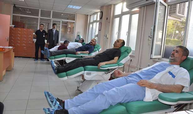 Operasyon öncesi kan veren doktorlar, nakli de başarıyla yaptı