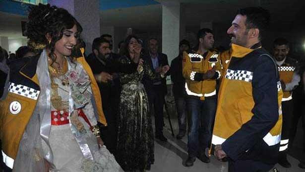 Yer Yüksekova: 112 çalışanı gelin ve damat düğünde üniforma giydi