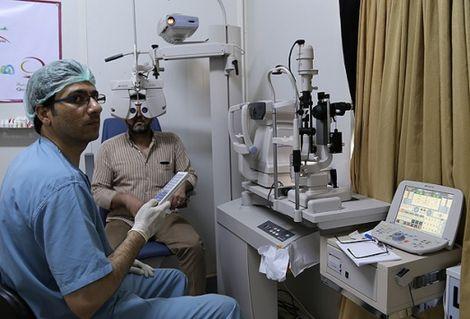 Doktorlar hiçbir karşılık beklemeden yaralı ve hastaları tedavi ediyor