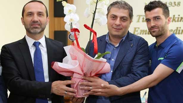 Tribünden maç izleyen doktor, sahaya inip hayat kurtardı