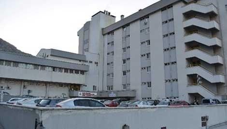 Yoğun bakımın kapısı kırıp doktora saldırdı