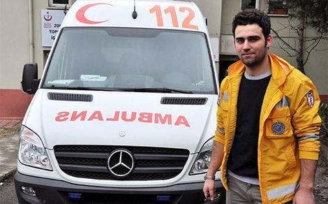 Aynı zamanda tıp öğrencisi olan ambulans şoförüne polisten inanılmaz şiddet! / VİDEO