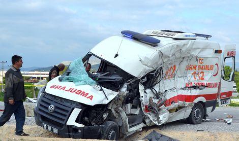  Ambulans kaza yaptı: 4 sağlık görevlisi yaralandı
