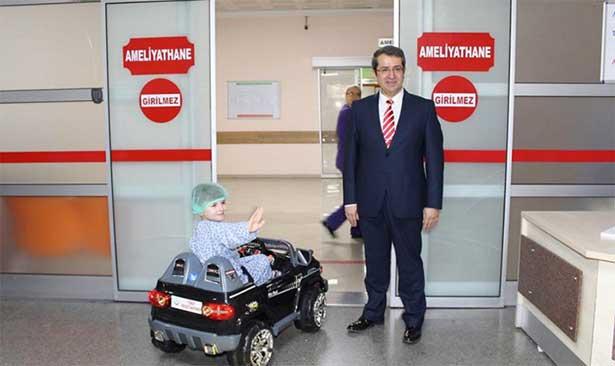 Ameliyathaneye oyuncak arabayla gidiyorlar