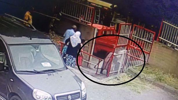 Sağlık Merkezinin kapısı  4 yaşındaki çocuğun üzerine düştü