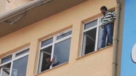 Doktor ilaç yazmayınca hastanenin 6. katından atlamaya kalktı
