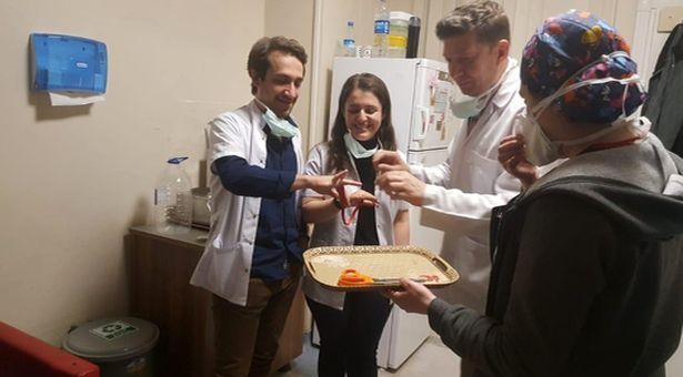 Karantinada aşk başkadır… Doktor çift acil serviste nişanlandı