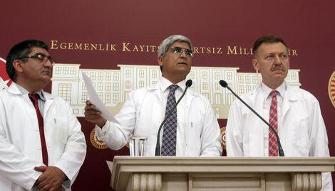CHP'nin doktor vekillerinden beyaz önlüklü basın toplantısı 