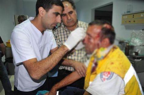 Ambulansın yolunu kesip 3 sağlık personelini darp ettiler!