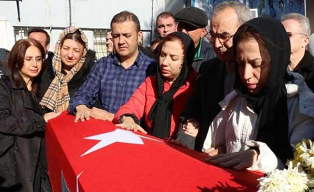Görev başında öldürülen doktor mezarı başında anıldı