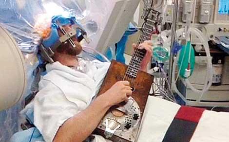 Beyin ameliyatı olurken gitar çaldı /VİDEO