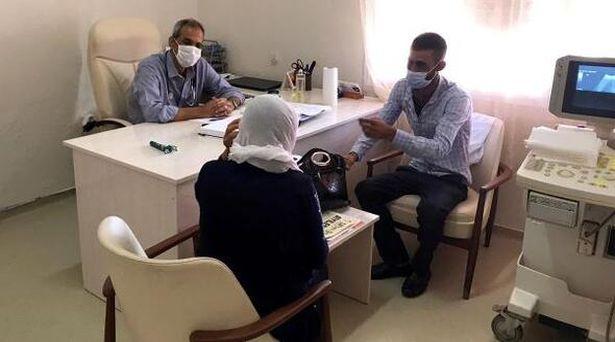 Doktor belediye başkanı, hastaları tedavi etmeye devam ediyor