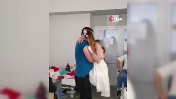 Rus mayını nedeniyle bacaklarını kaybeden hemşire hastanede evlendi