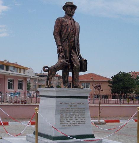 Doktorun heykelini diktiler 