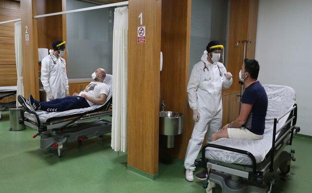 Tek yumurta ikizi doktorlar pandemide omuz omuza çalışıyor... Onur ve Oğuz kardeşler Koronavirüs hastalarına şifa oluyor