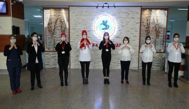 Hastane personelinden işaret diliyle 'evde kal' çağrısı