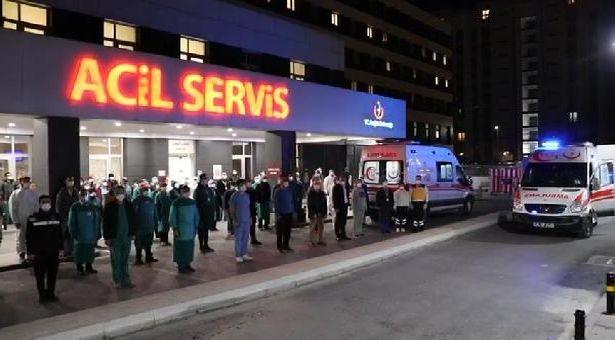 Acil tıp kliniği çalışanları İstiklal Marşı okudu