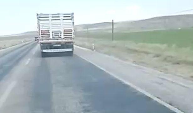 Sorumsuzluk ve kural tanımazlık bir arada... 130 km hızla ilerleyen kamyon sürücüsü, vakaya giden ambulansla yarışa girdi!