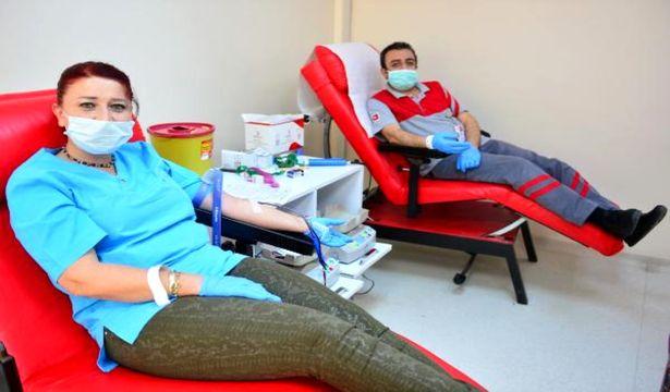 Sağlık çalışanları, stokları azalan Kızılay'a kan bağışında bulundu