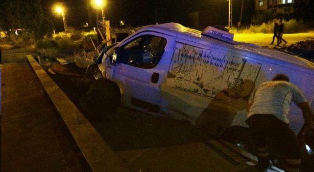 Filyasyon ekibinin taşındığı minibüs bekçi kulübesine çarptı: 1'i doktor 3 yaralı
