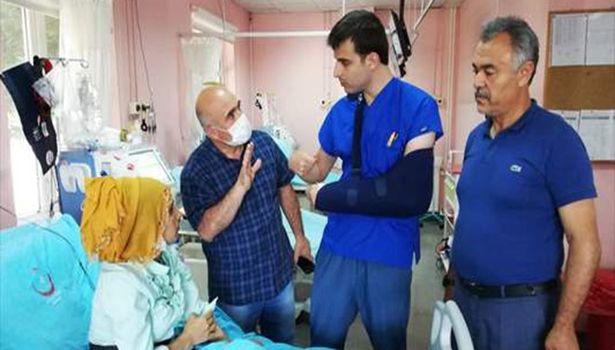 Muayene sırasında kolu kırılan doktor, onkoloji hastaları için çalışmaya devam ediyor