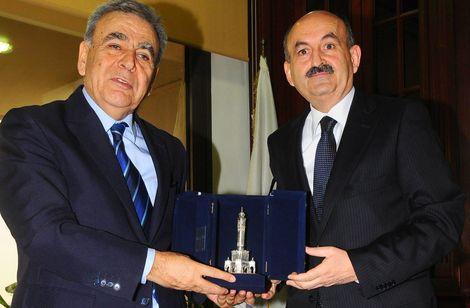 Müezzinoğlu: Sağlık çalışanlarımıza askerimize, polisimize sahip çıktığımız kadar sahip çıkmalıyız