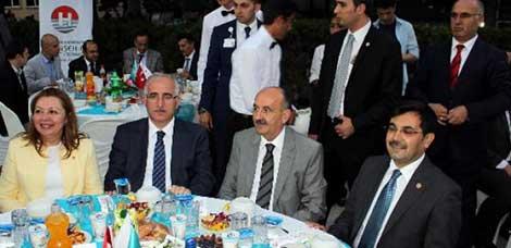 Müezzinoğlu, sağlık çalışanlarıyla iftarda bir araya geldi