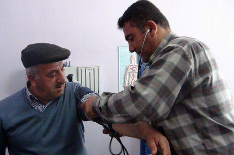  Beldeye doktor gelmemesini protesto için köylüler temsili doktor ve hemşire oldu