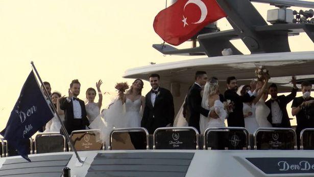 Sağlık çalışanı 10 çifte toplu nikah töreni