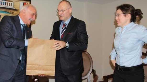 Profesör çiftin bakıcısını kandırıp, evdeki altın ve paraları aldılar