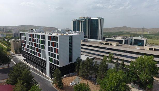 Doktoru hasta yakınlarından tuvalete kilitleyerek korudular