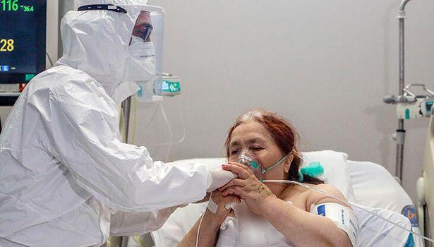 Covid-19'u yenen hasta doktorun elini öperek teşekkür etti