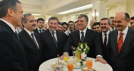  Köşkte, doktorlar resepsiyonunda sıcak muhabbet