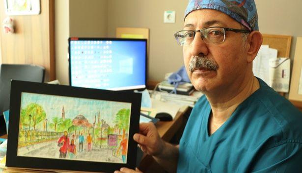 Ressam doktor yeteneğiyle büyülüyor