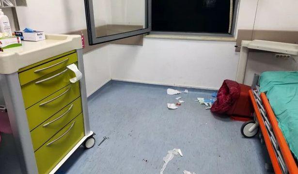 Sedyede yatan hasta, sağlık çalışanına tekme, tokat ve makasla saldırdı