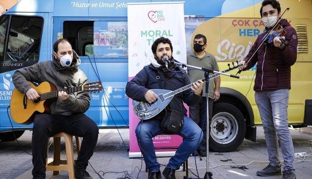 Korona virüse karşı moral timi: Sokak sokak gezip konser veriyorlar