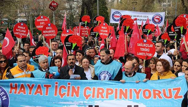 Sağlık çalışanlarından teröre üniformalı protesto